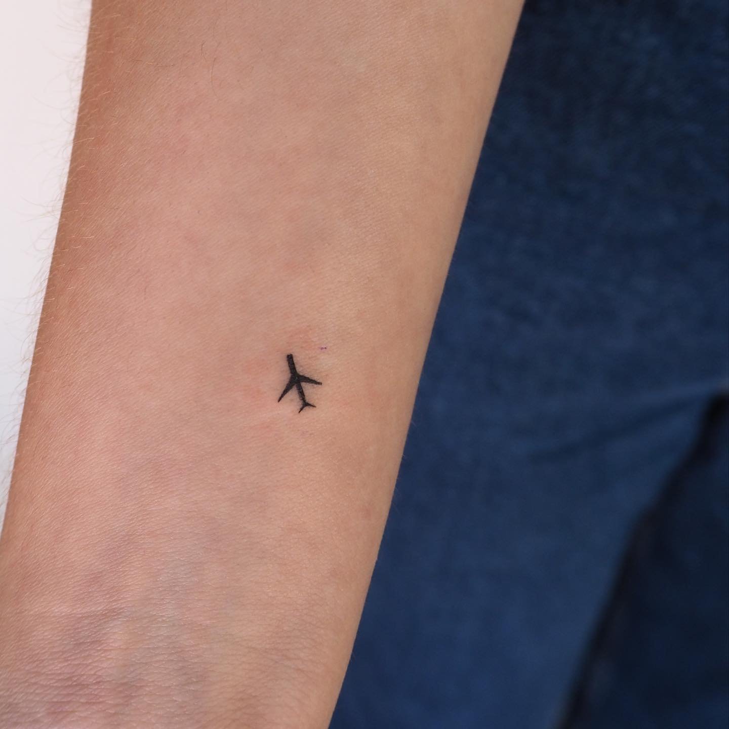 Tatuaje de diseño en antebrazo, línea fina Sinkply Madrid