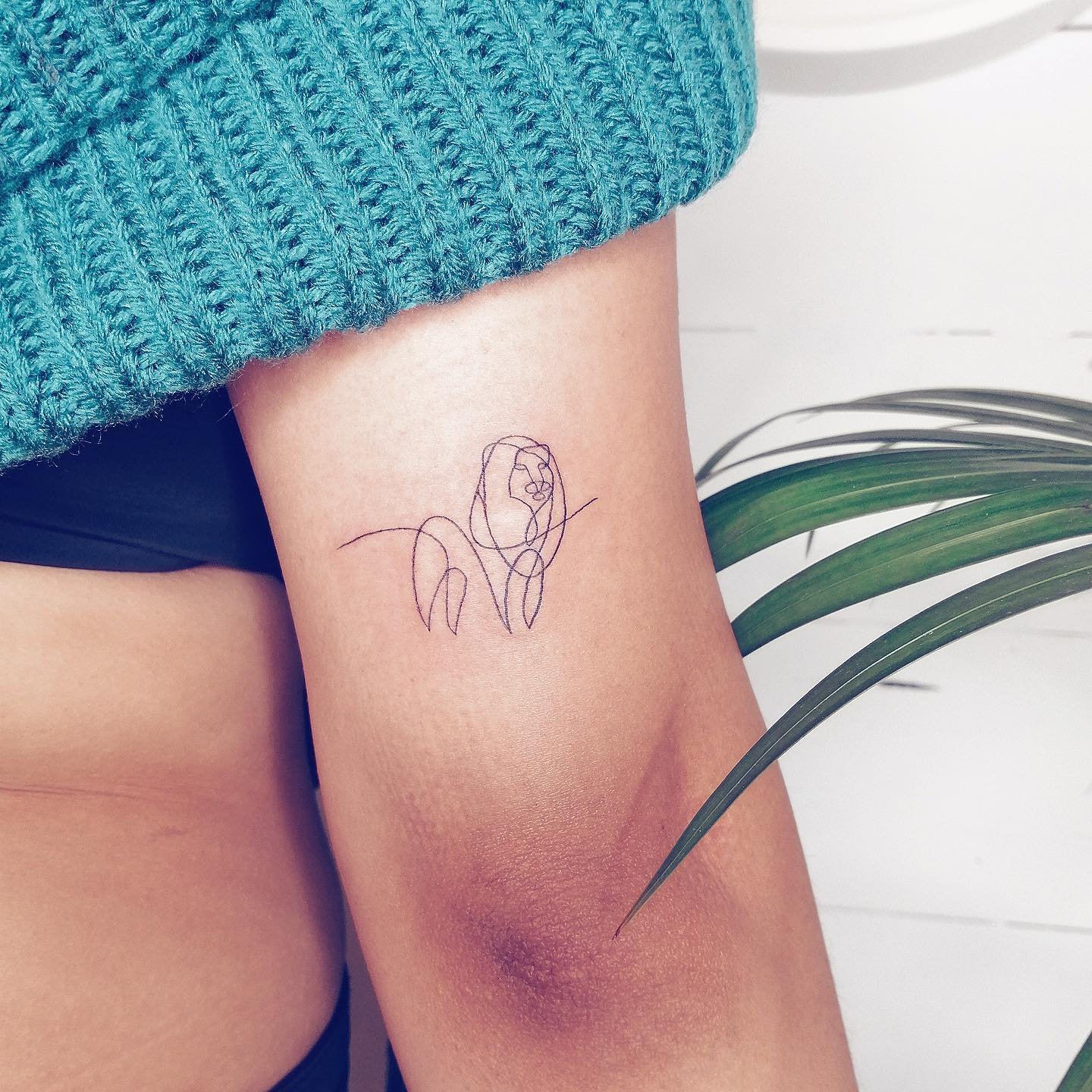 Tatuaje de diseño en antebrazo, línea fina Sinkply Madrid