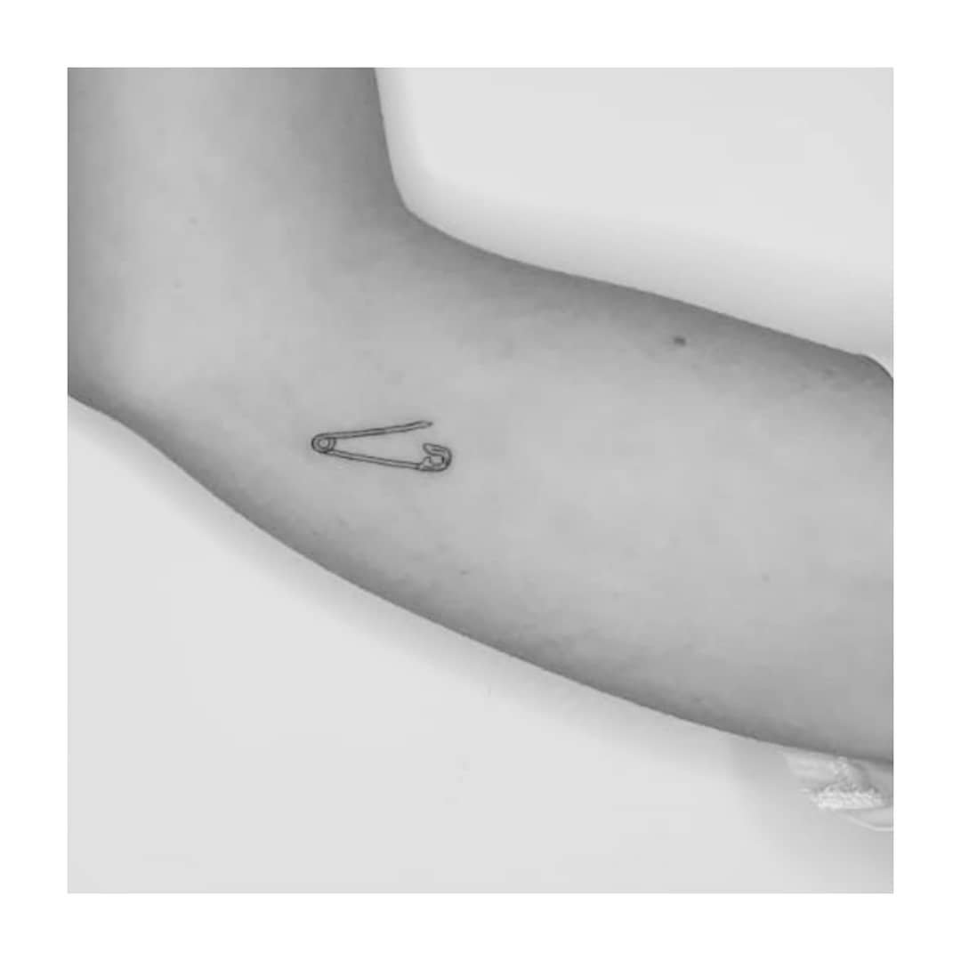 Tatuaje de diseño en antebrazo, línea fina Sinkply Madrid