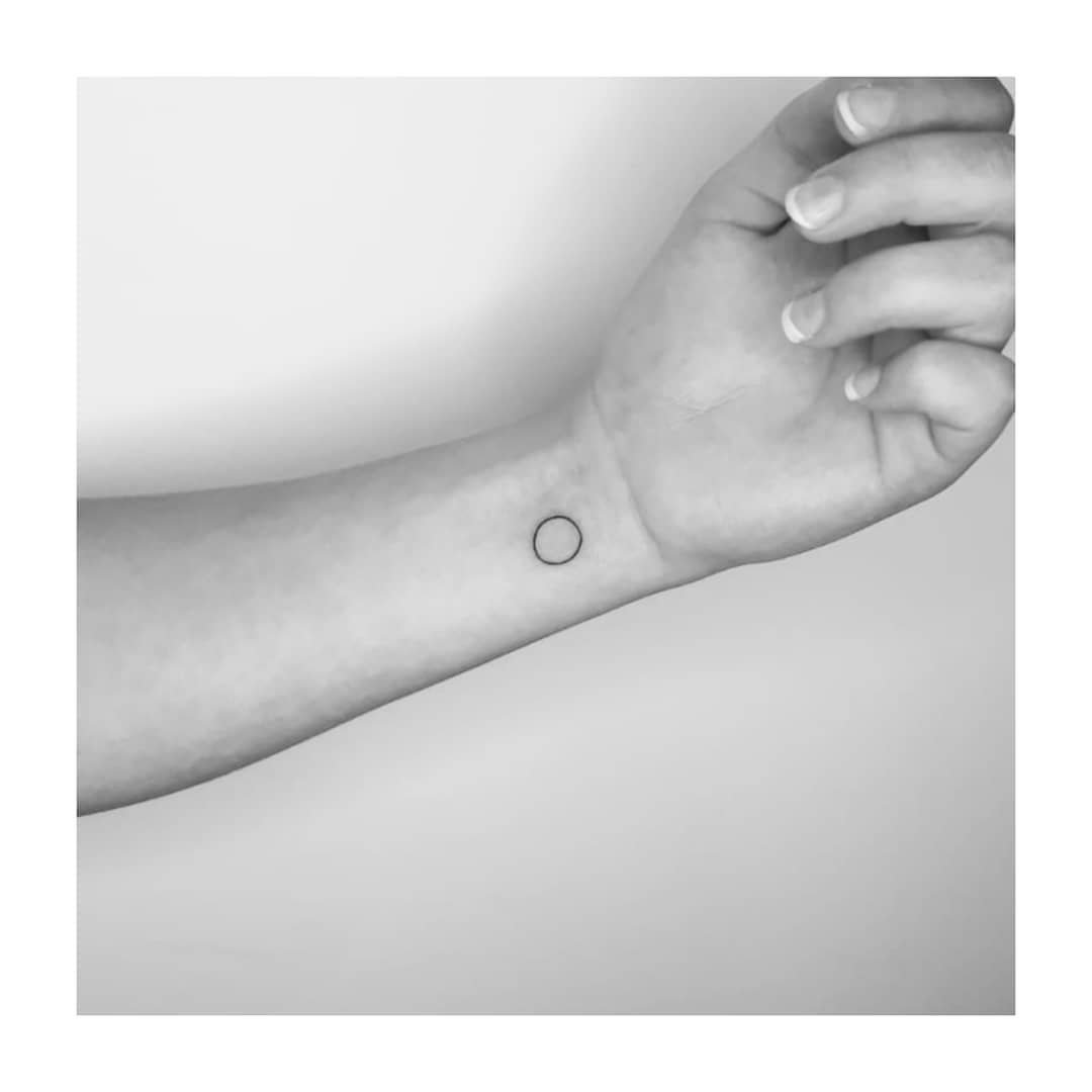 Tatuaje de diseño en antebrazo, línea fina Sinkply Madrid