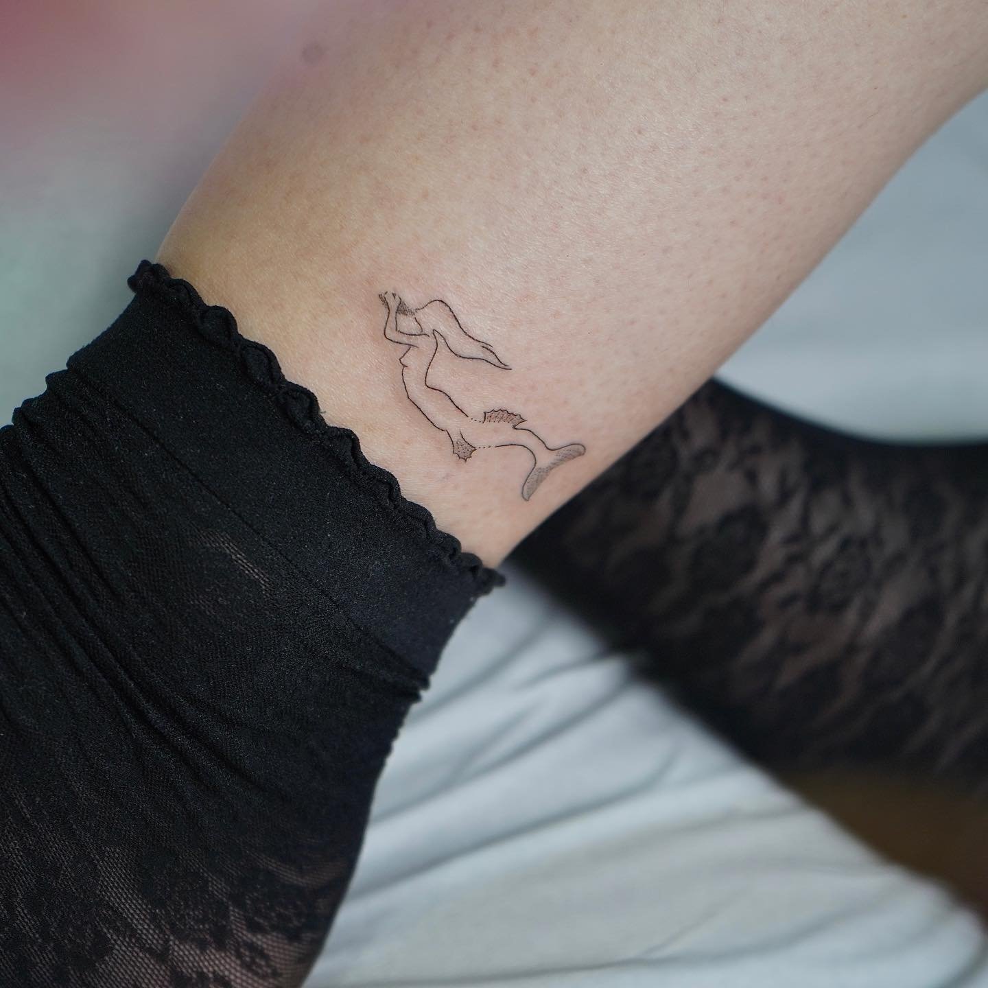 Tatuaje de diseño en antebrazo, línea fina Sinkply Madrid