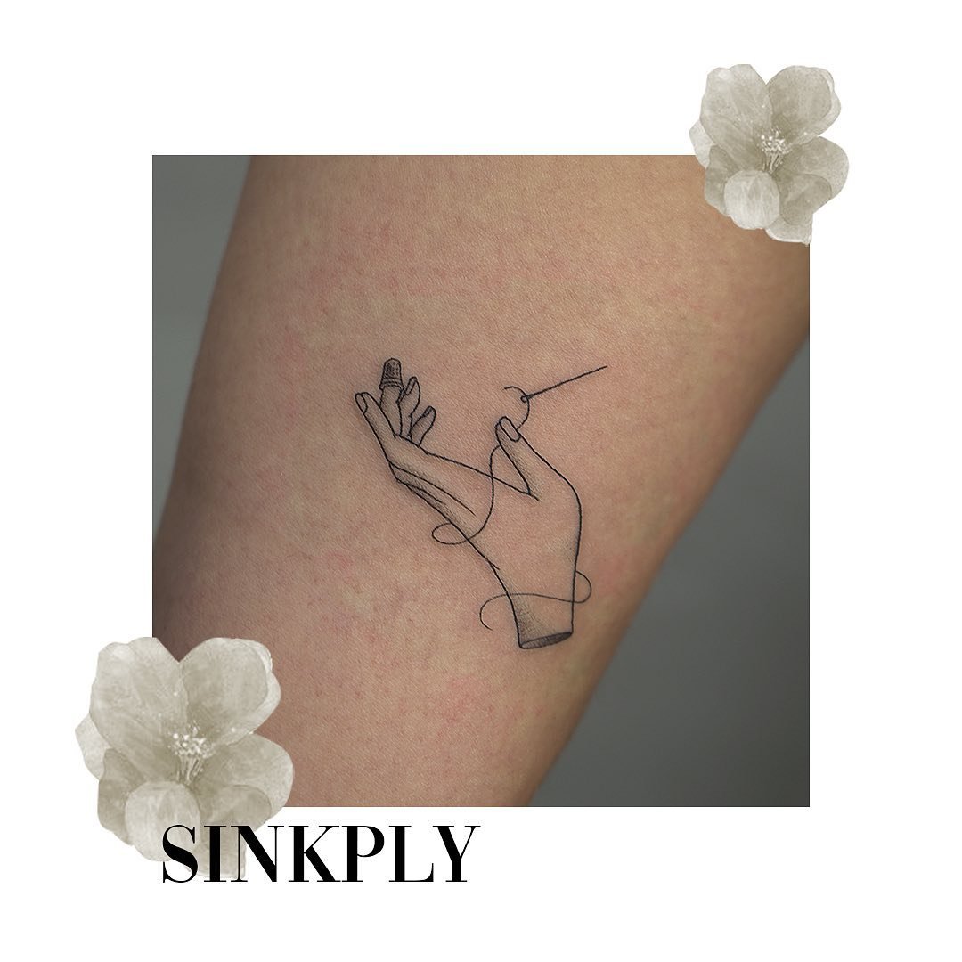 Tatuaje de diseño en antebrazo, línea fina Sinkply Madrid