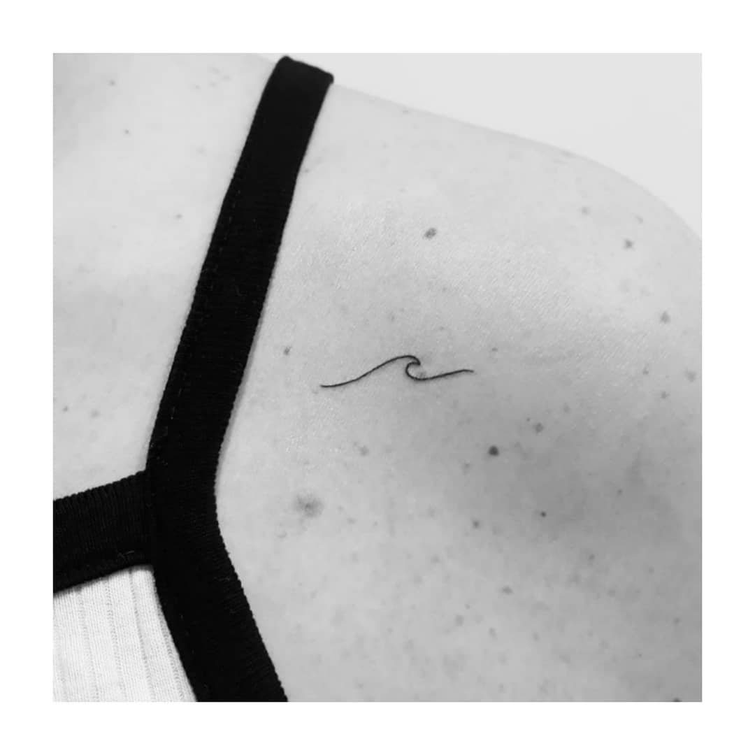 Tatuaje de diseño en antebrazo, línea fina Sinkply Madrid