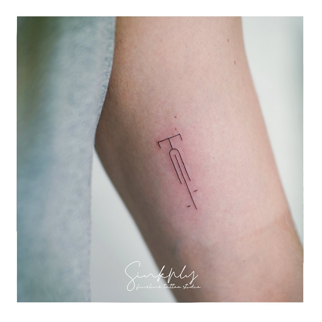 Tatuaje de diseño en antebrazo, línea fina Sinkply Madrid