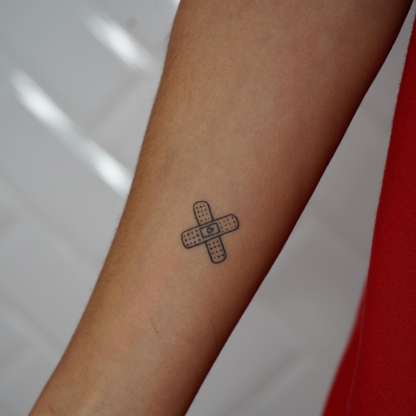 Tatuaje de diseño en antebrazo, línea fina Sinkply Madrid