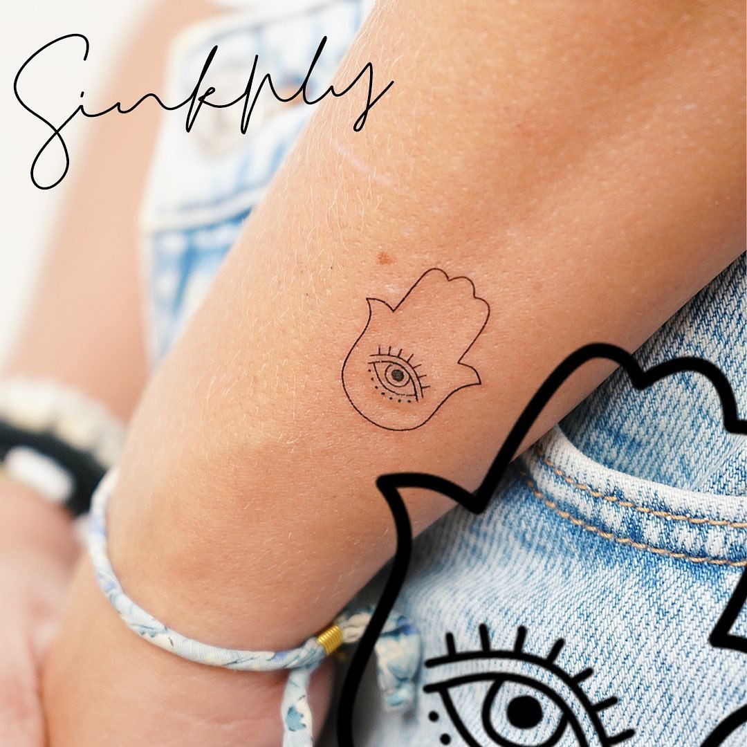 Tatuaje de diseño en antebrazo, línea fina Sinkply Madrid