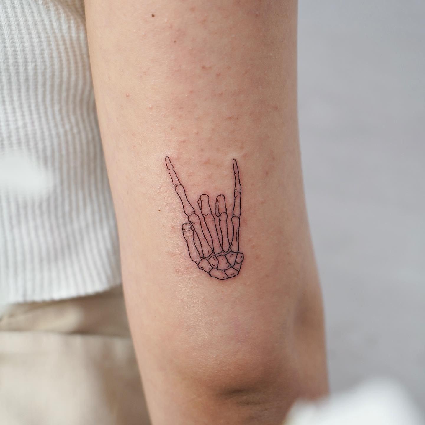 Tatuaje de diseño en antebrazo, línea fina Sinkply Madrid