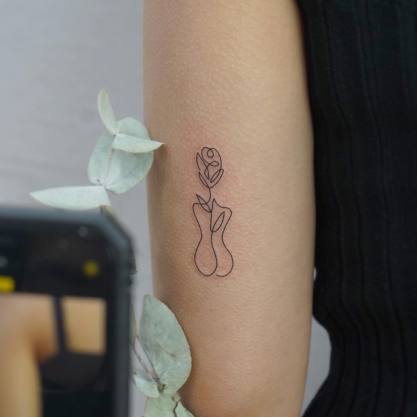 Tatuaje de diseño en antebrazo, línea fina Sinkply Madrid