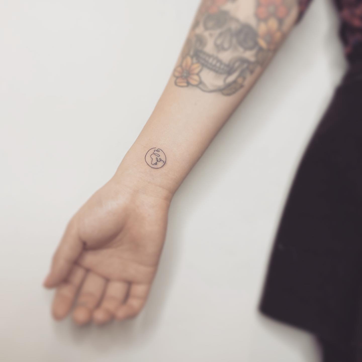 Tatuaje de diseño en antebrazo, línea fina Sinkply Madrid