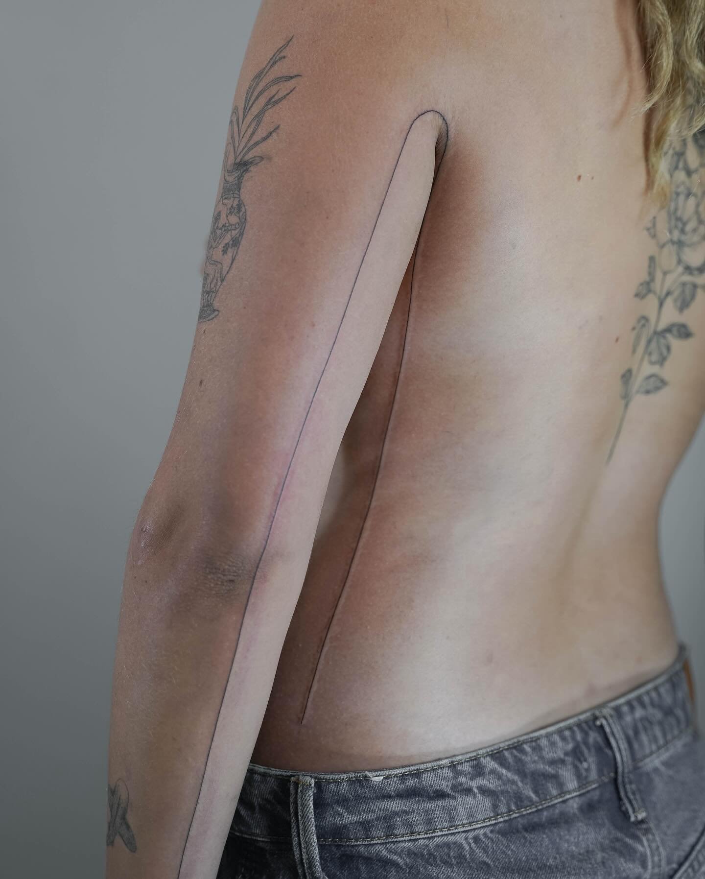 Tatuaje de diseño en antebrazo, línea fina Sinkply Madrid