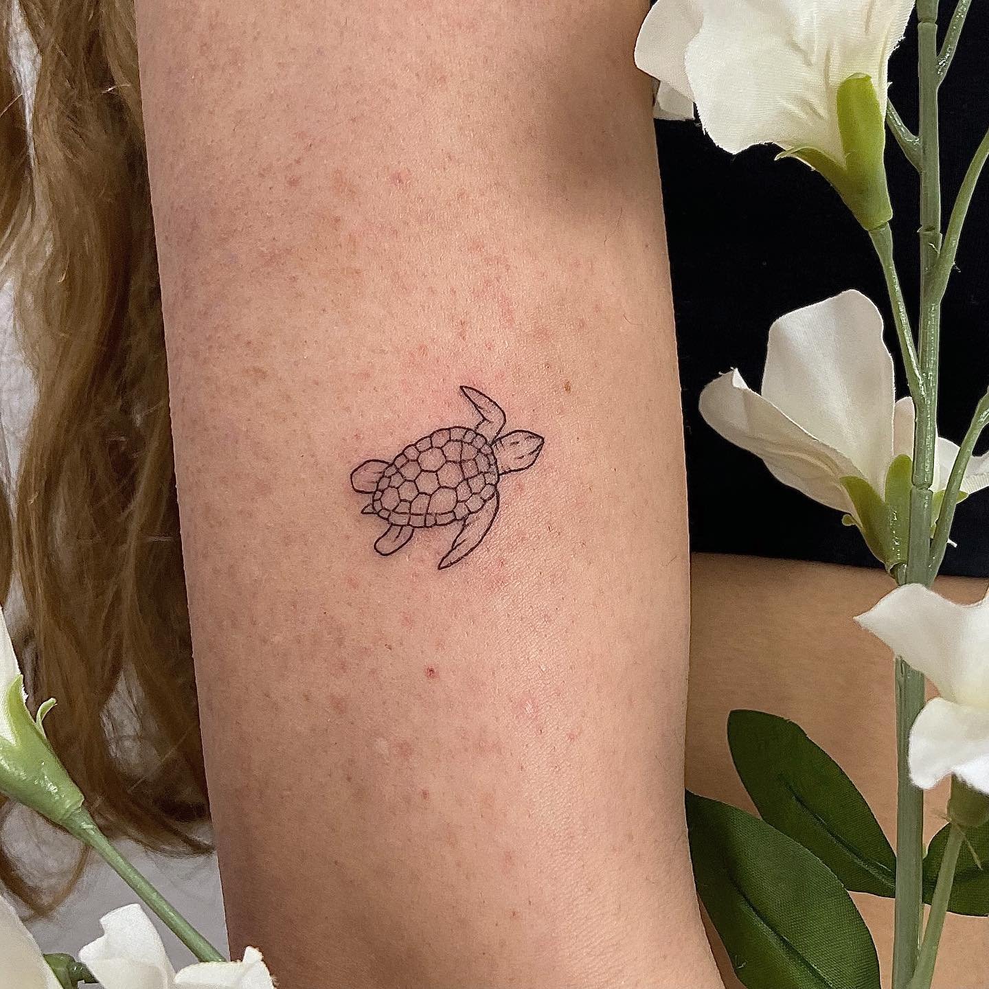 Tatuaje de diseño en antebrazo, línea fina Sinkply Madrid