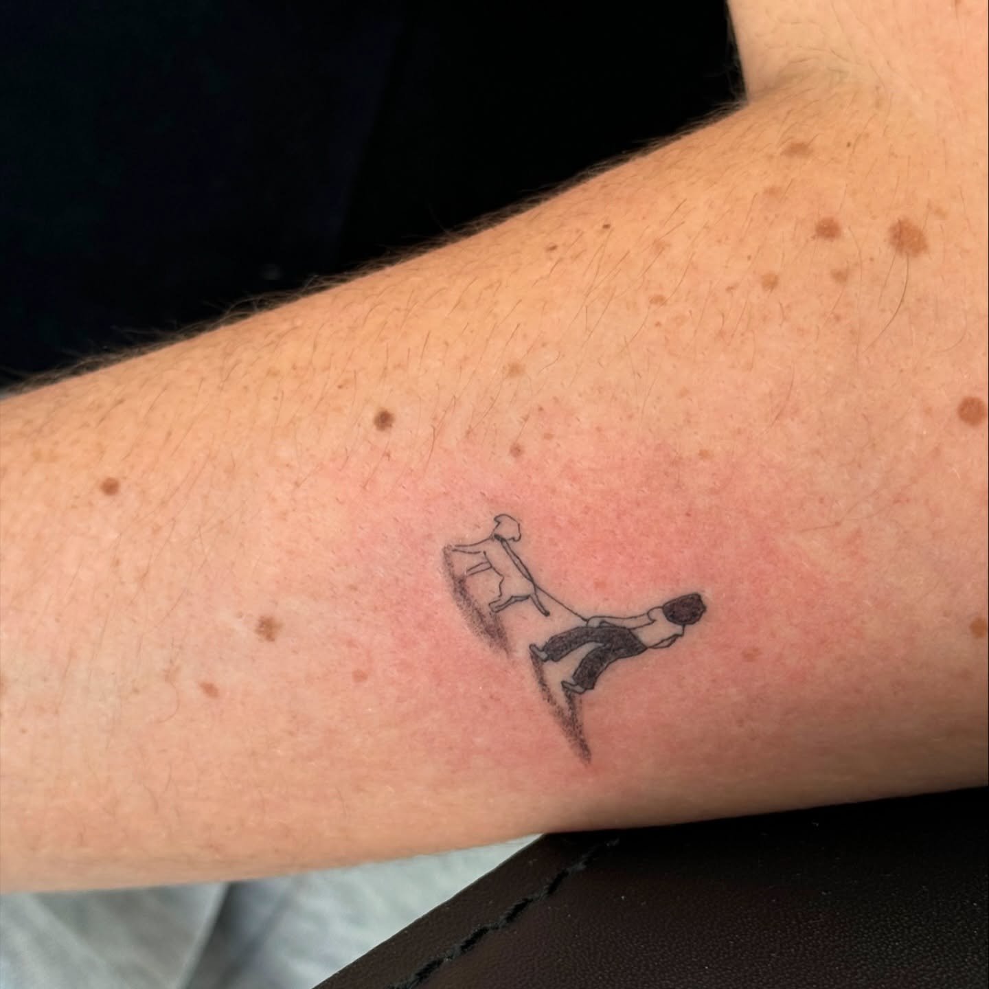 Tatuaje de diseño en antebrazo, línea fina Sinkply Madrid