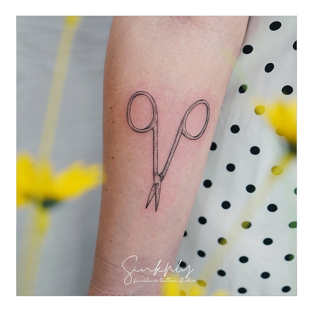 Tatuaje de diseño en antebrazo, línea fina Sinkply Madrid