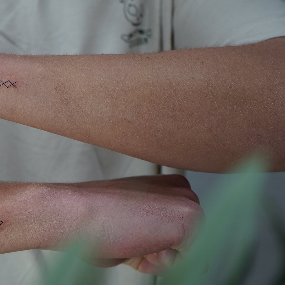 Tatuaje de diseño en antebrazo, línea fina Sinkply Madrid