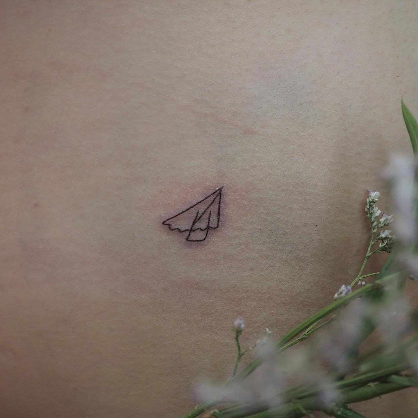 Tatuaje de diseño en antebrazo, línea fina Sinkply Madrid