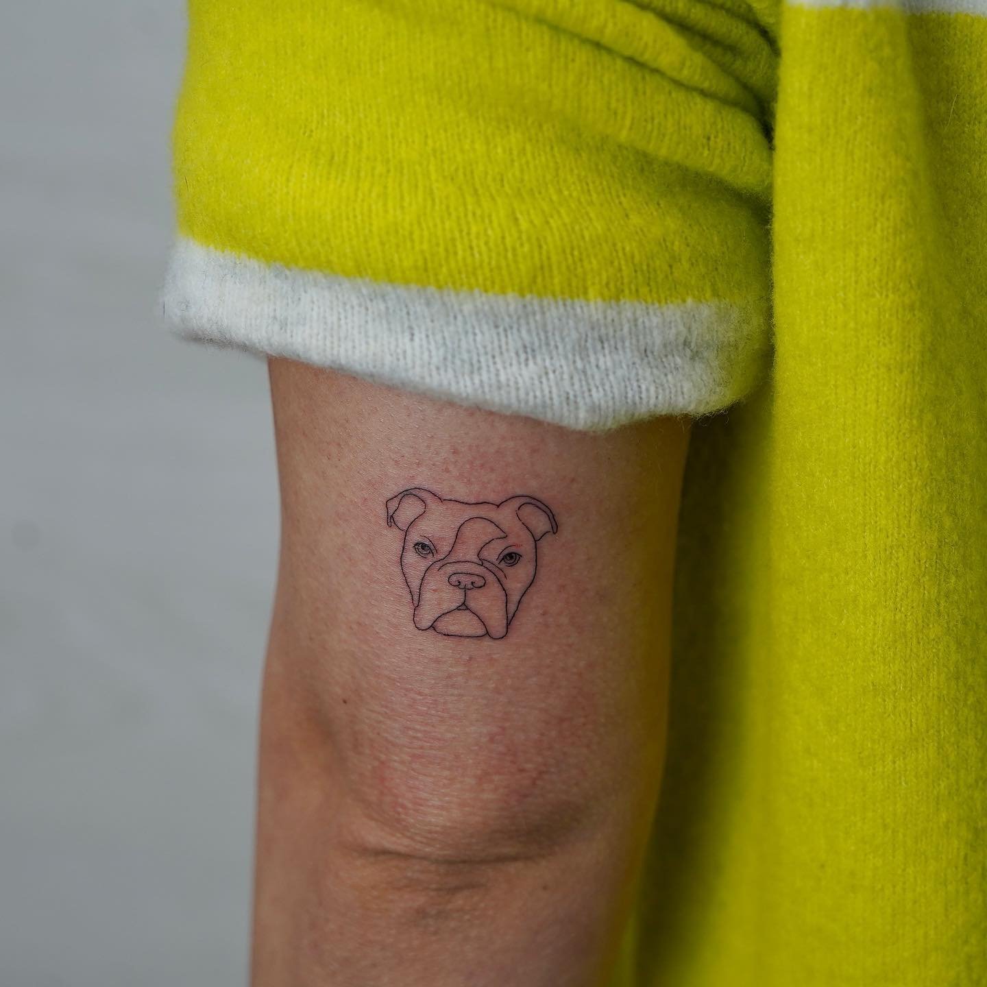 Tatuaje de diseño en antebrazo, línea fina Sinkply Madrid