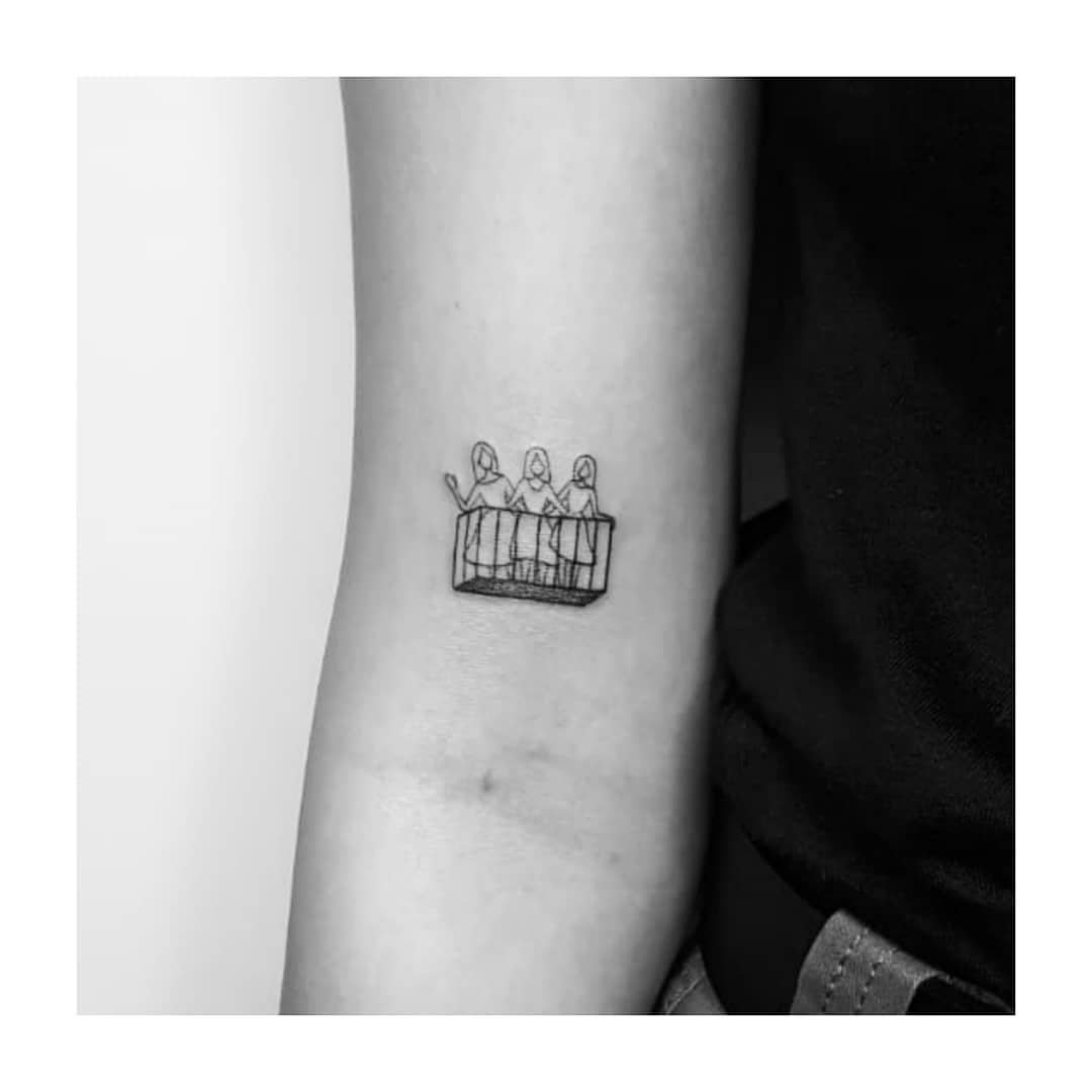 Tatuaje de diseño en antebrazo, línea fina Sinkply Madrid