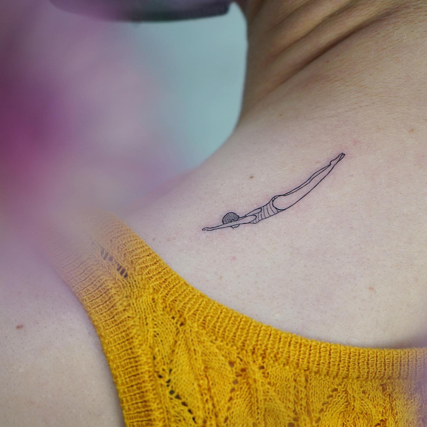 Tatuaje de diseño en antebrazo, línea fina Sinkply Madrid