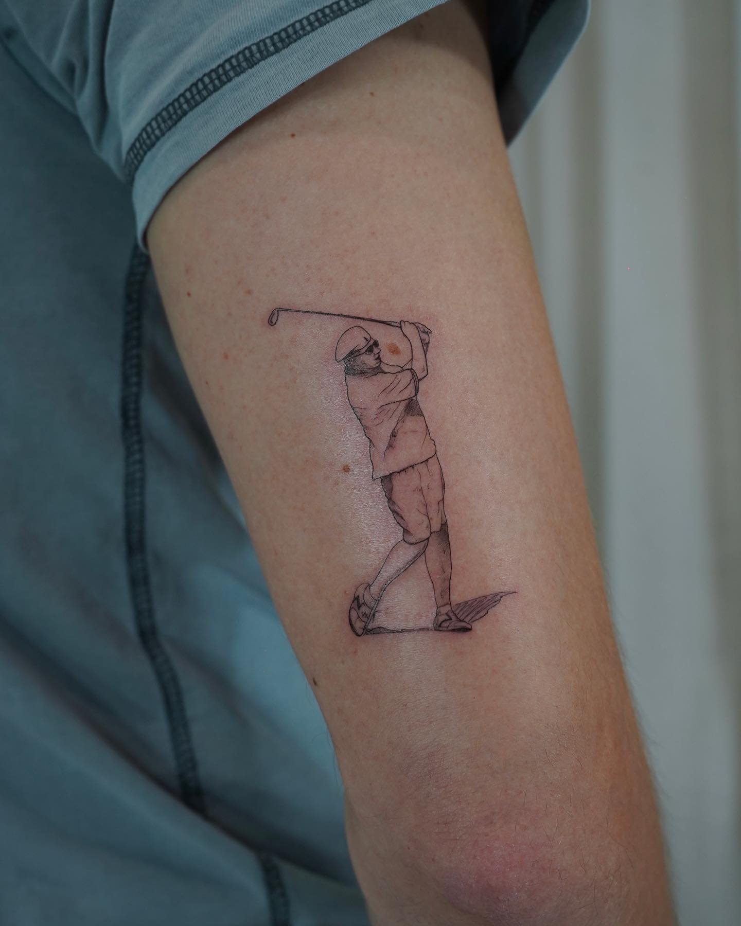 Tatuaje de diseño en antebrazo, línea fina Sinkply Madrid