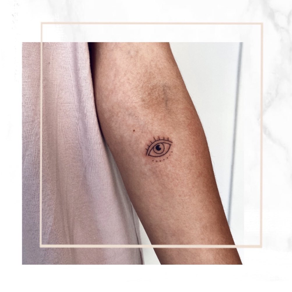 Tatuaje de diseño en antebrazo, línea fina Sinkply Madrid