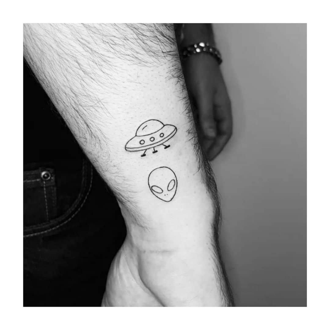 Tatuaje de diseño en antebrazo, línea fina Sinkply Madrid