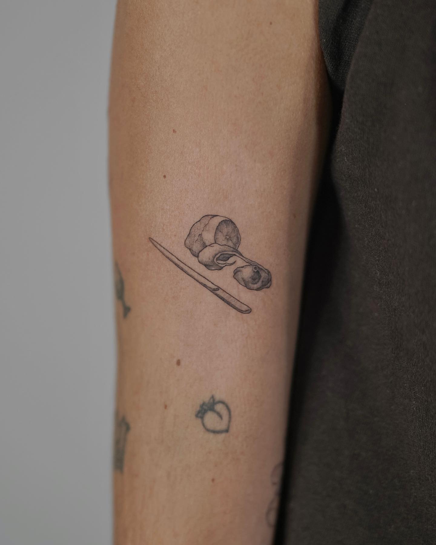 Fineline-Tattoo · Objekt · Unterarm · Sinkply Zürich