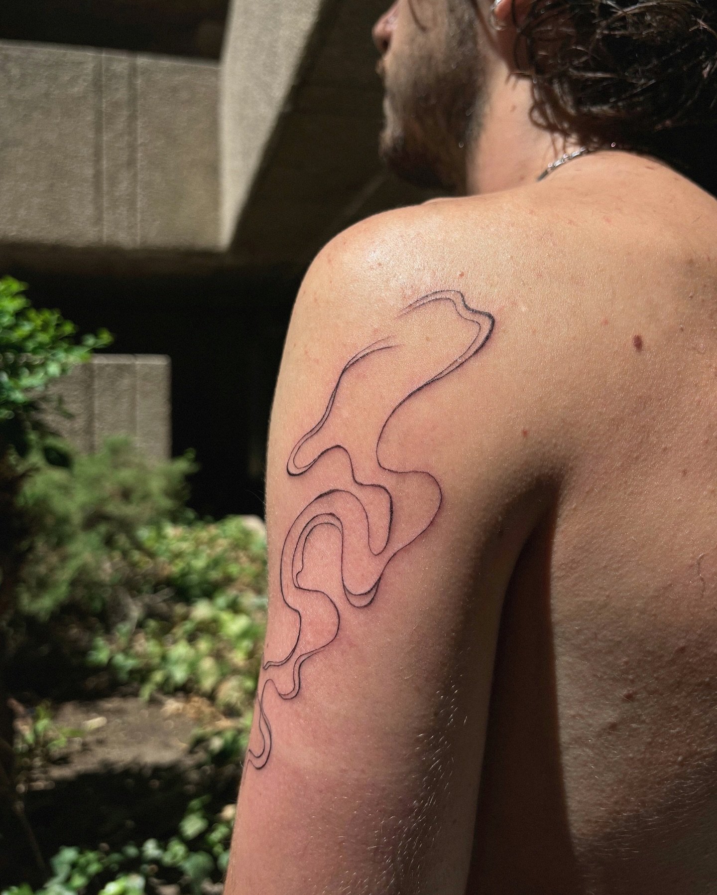 Tatuaje de diseño en brazo, línea fina Sinkply Madrid