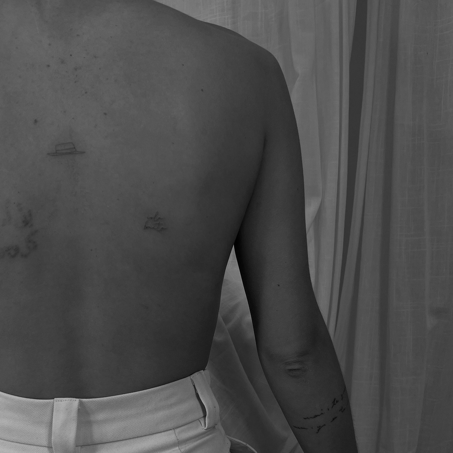 Tatuaje de diseño en brazo, línea fina Sinkply Madrid
