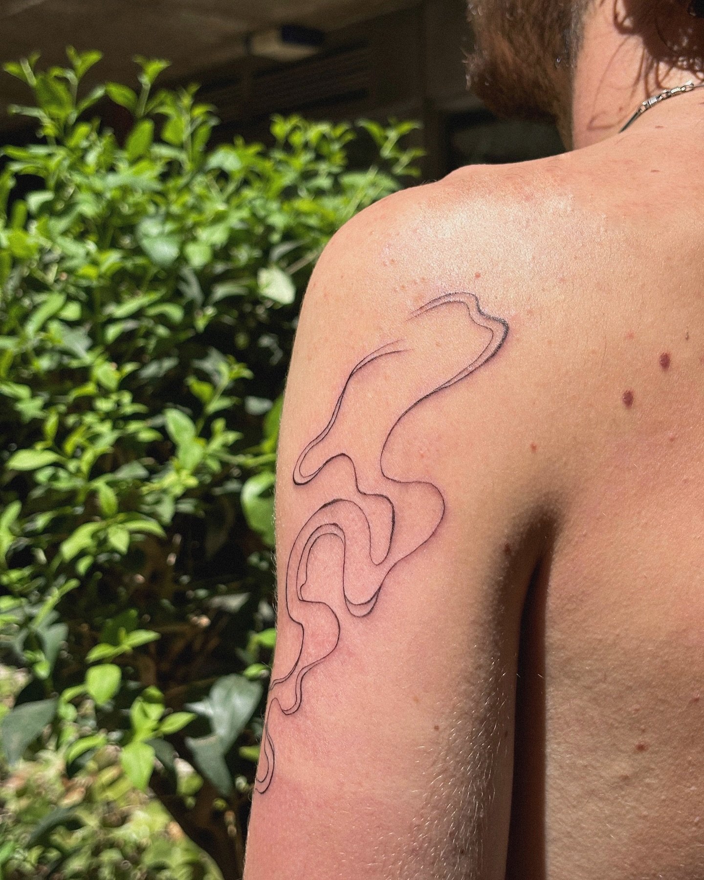 Tatuaje de diseño en brazo, línea fina Sinkply Madrid