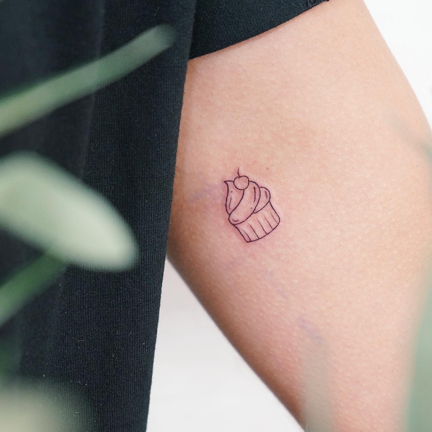 Tatuaje de diseño en brazo, línea fina Sinkply Madrid