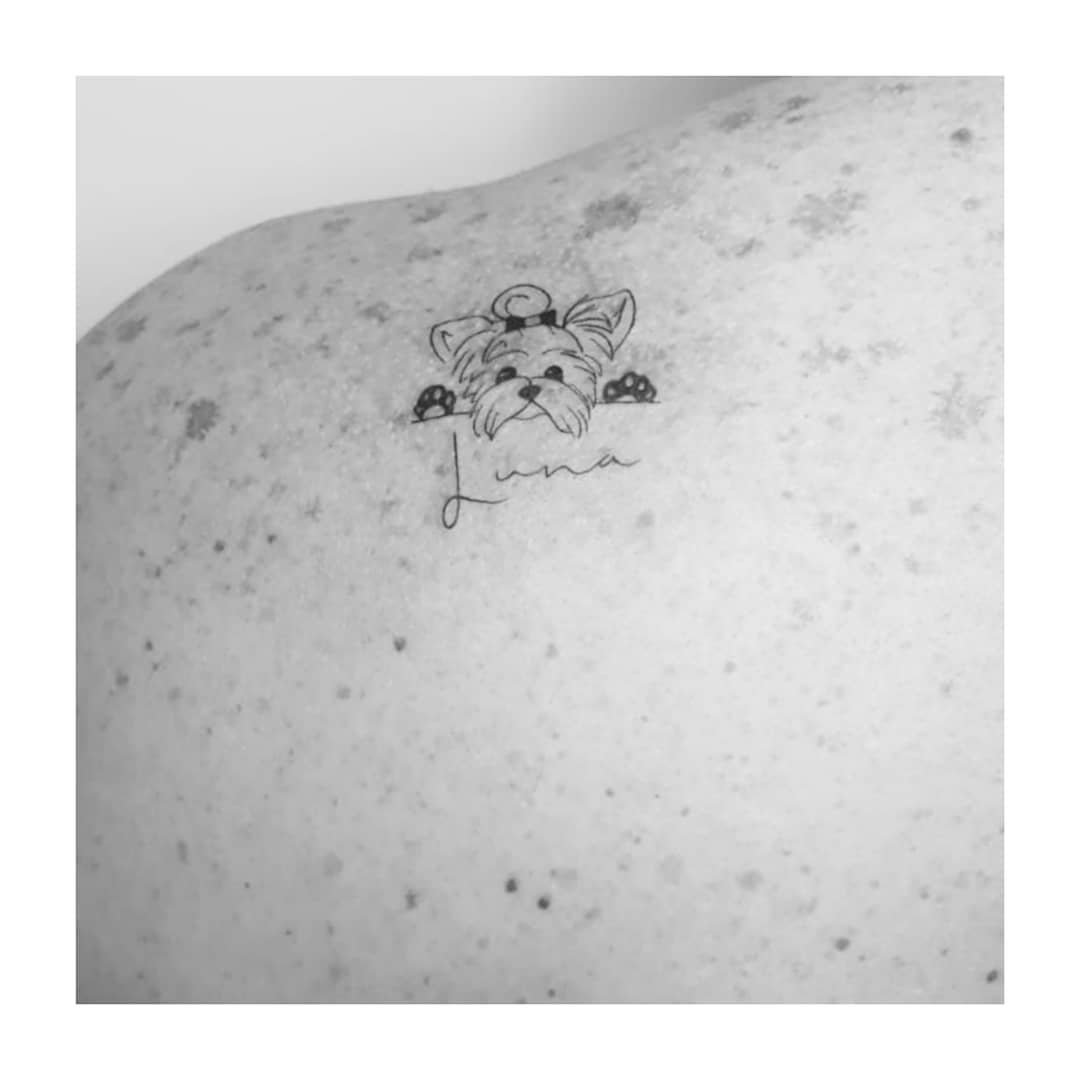 Tatuaje de diseño en brazo, línea fina Sinkply Madrid