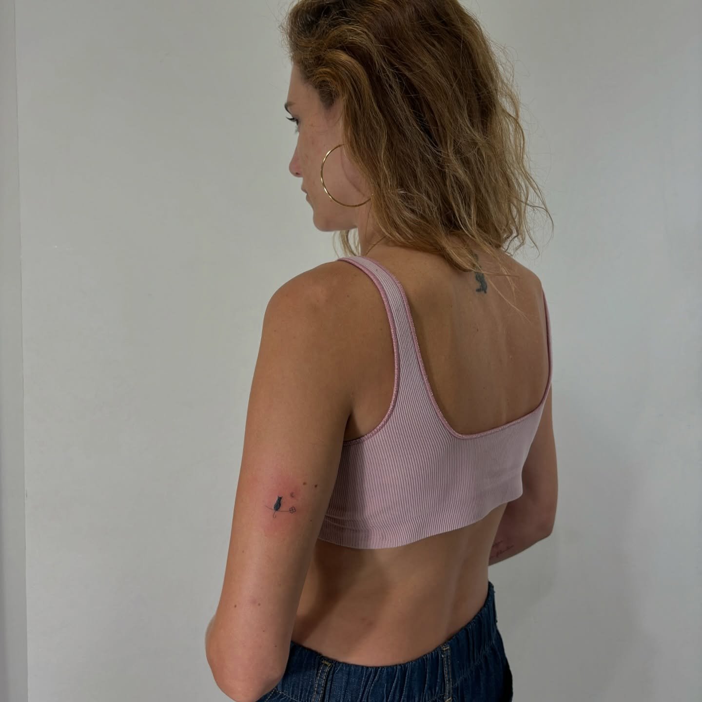 Tatuaje de diseño en brazo, línea fina Sinkply Madrid