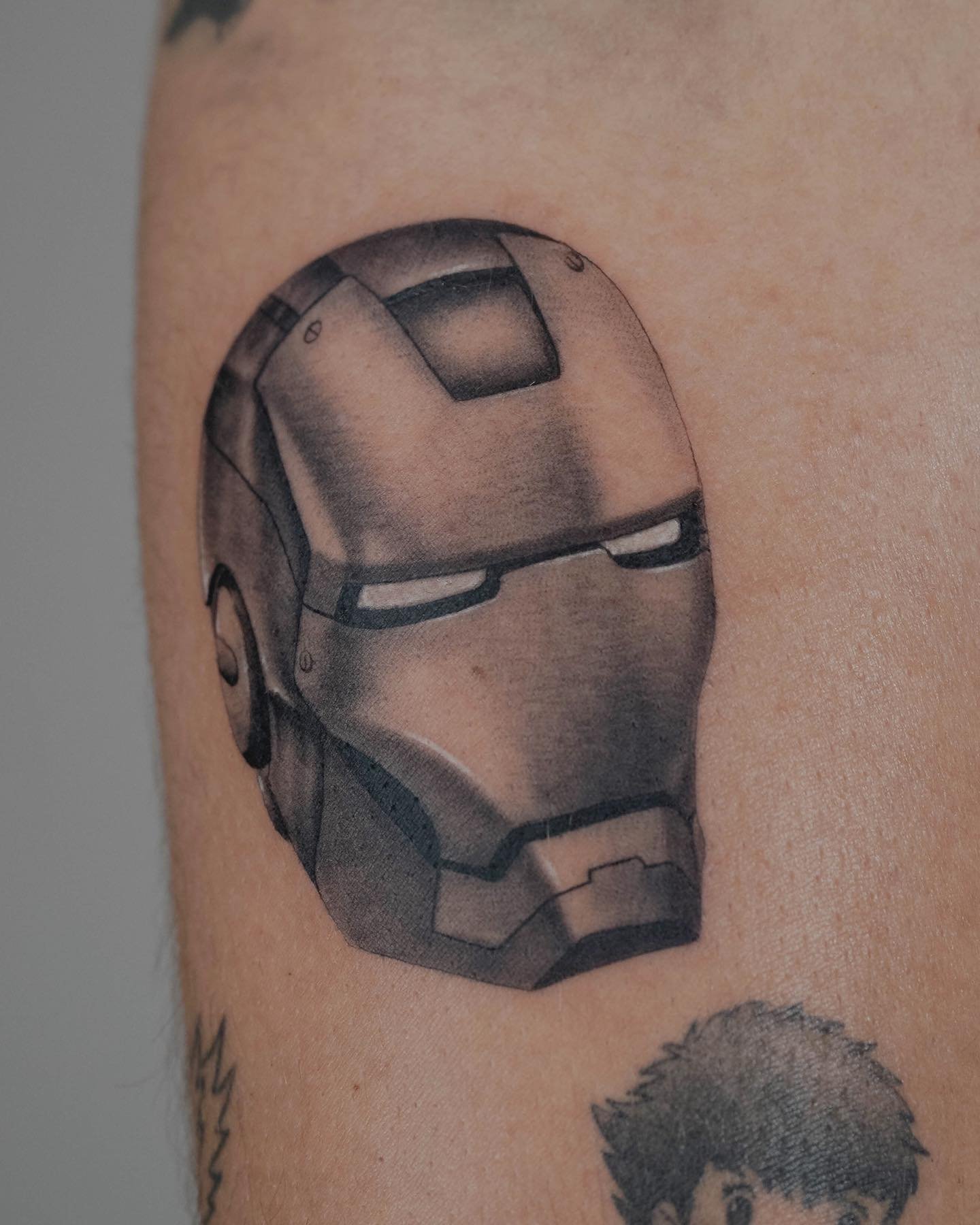 Tatuaje de diseño en brazo, línea fina Sinkply Madrid
