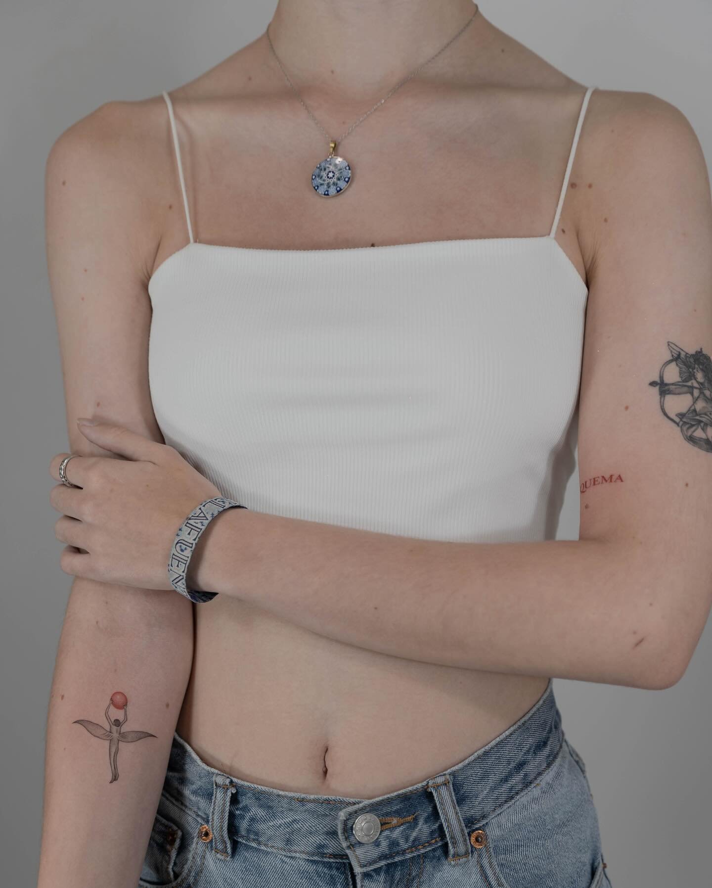 Tatuaje de diseño en brazo, línea fina Sinkply Madrid
