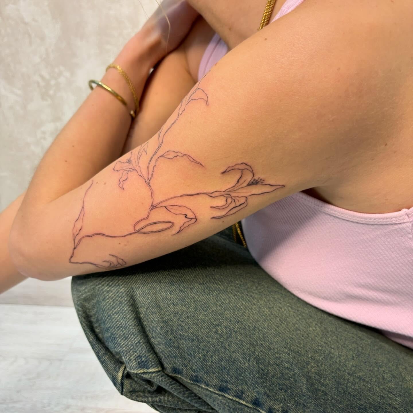 Tatuaje de diseño en brazo, línea fina Sinkply Madrid