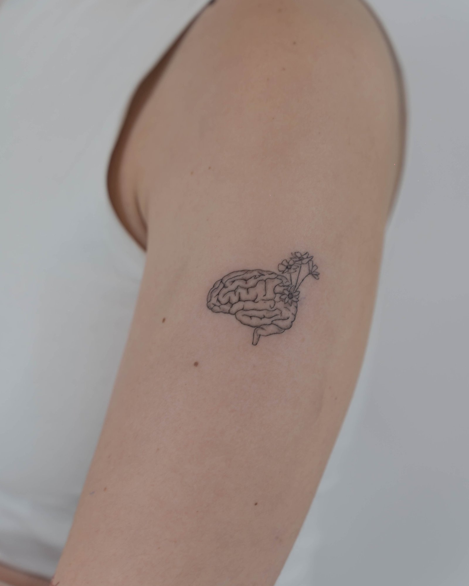 Tatuaje de diseño en brazo, línea fina Sinkply Madrid