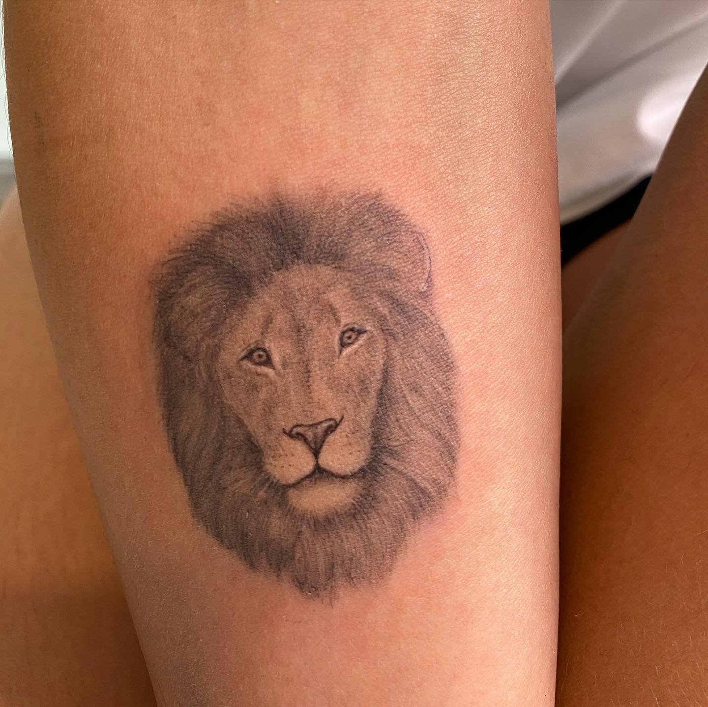 Tatuaje de diseño en brazo, línea fina Sinkply Madrid