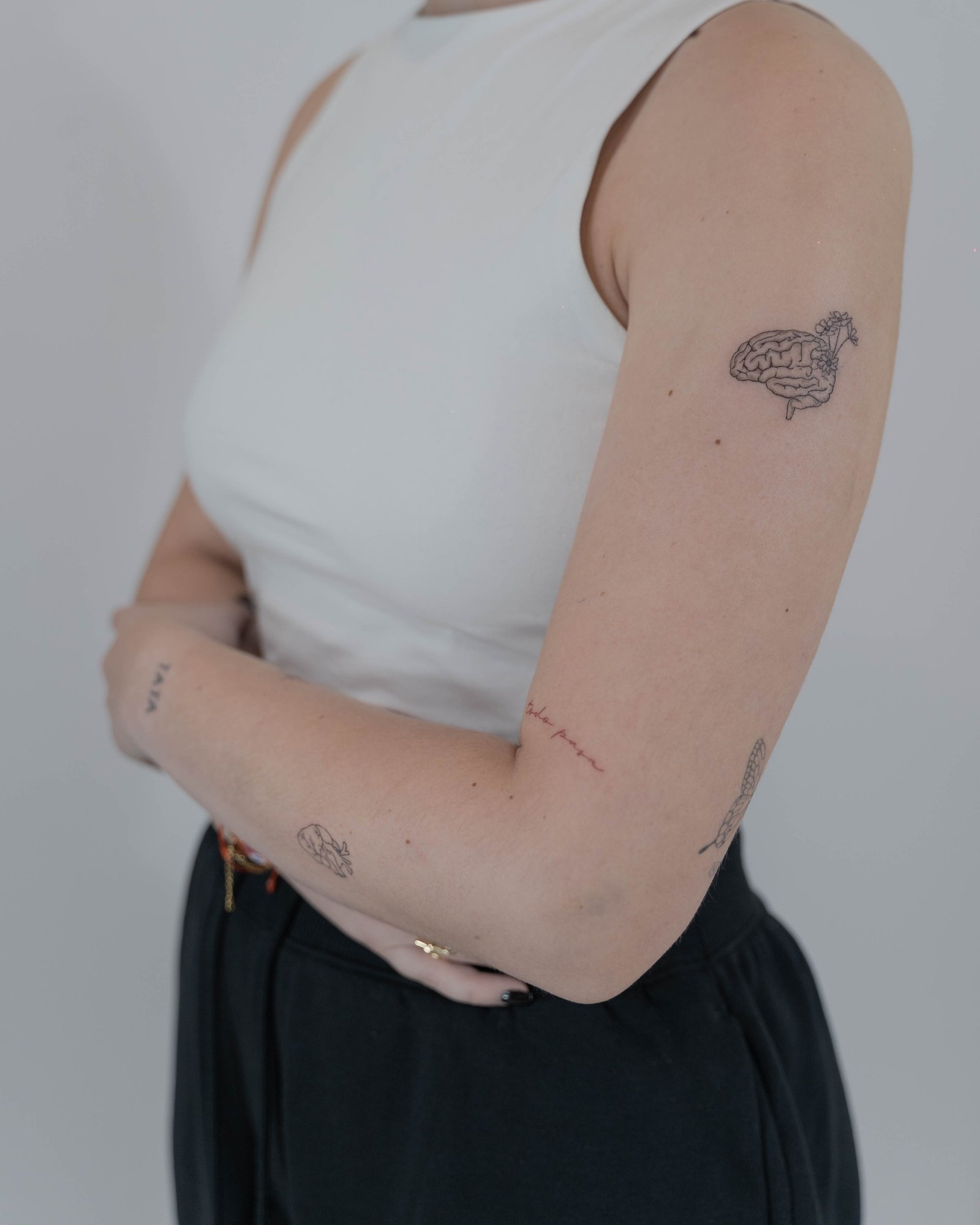 Tatuaje de diseño en brazo, línea fina Sinkply Madrid