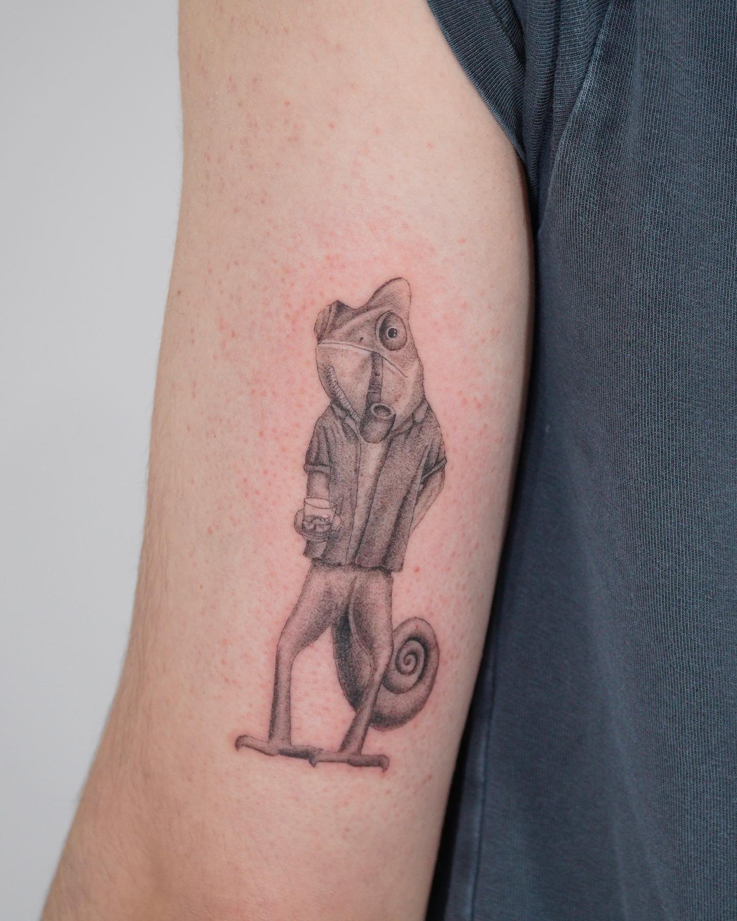 Tatuaje de diseño en brazo, línea fina Sinkply Madrid