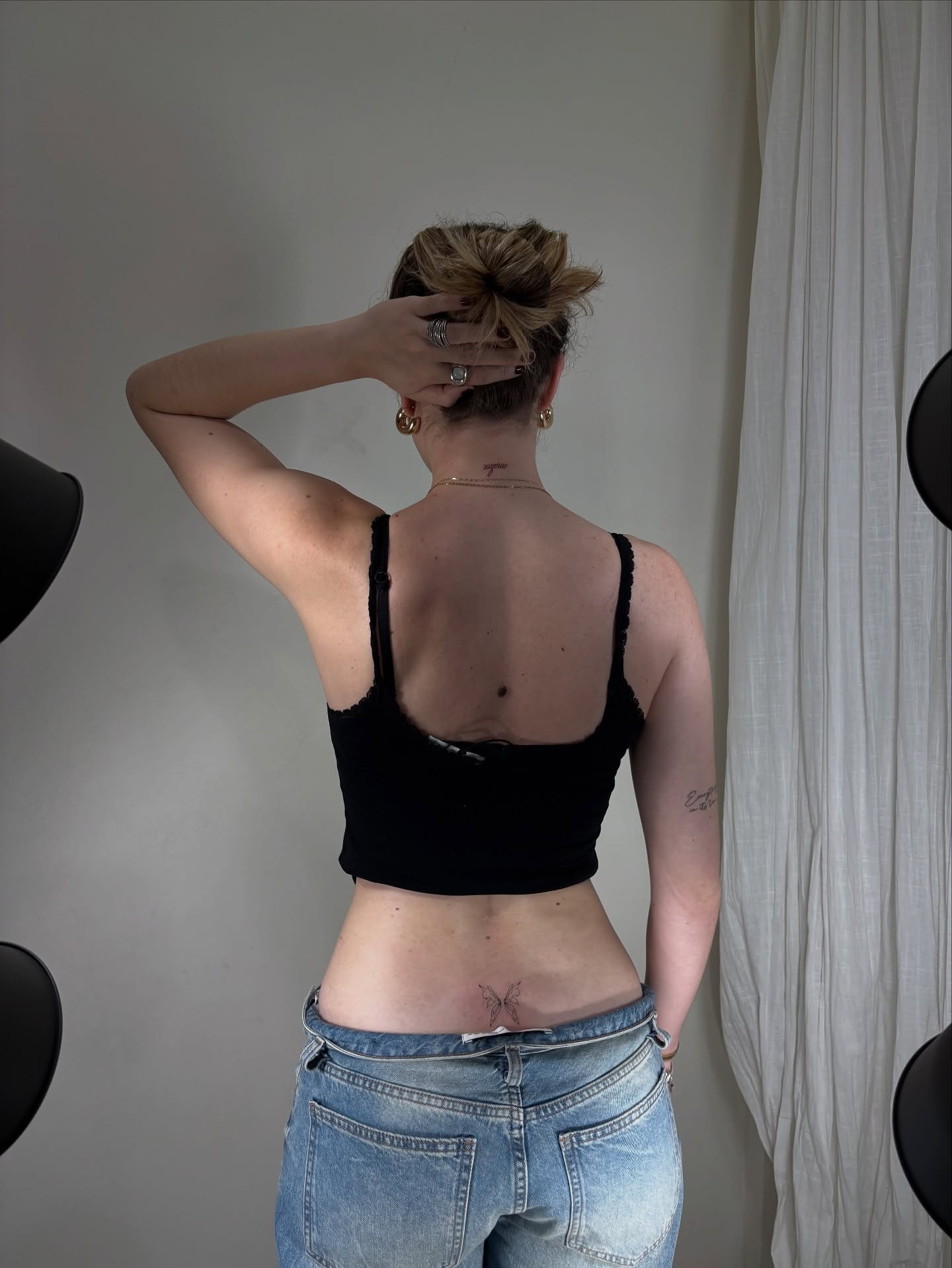 Tatuaje de diseño en brazo, línea fina Sinkply Madrid