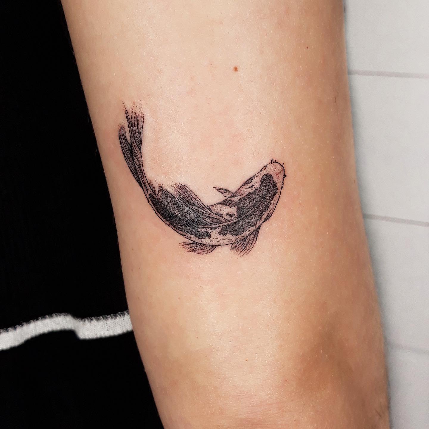 Tatuaje de diseño en brazo, línea fina Sinkply Madrid