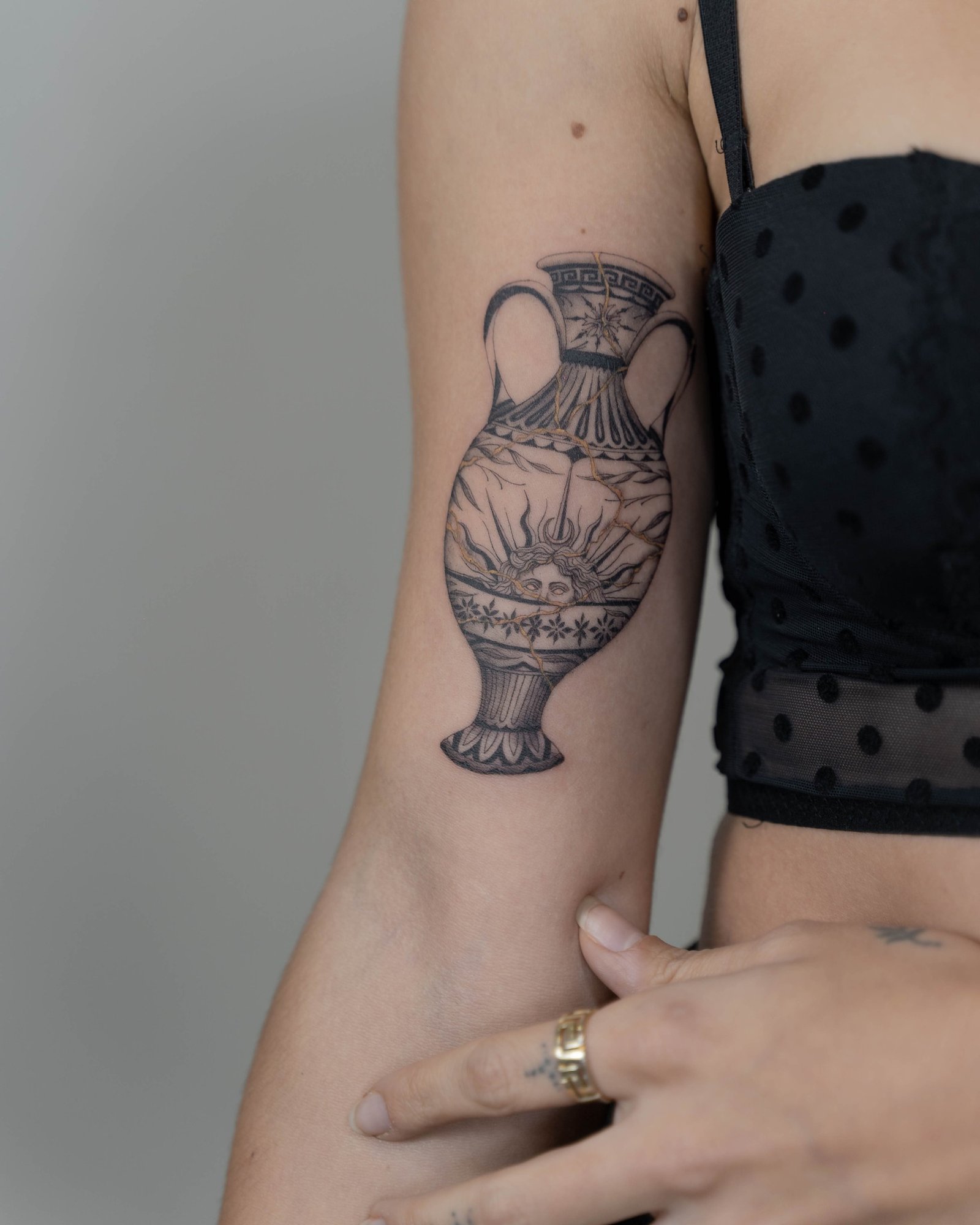 Tatuaje de diseño en brazo, línea fina Sinkply Madrid