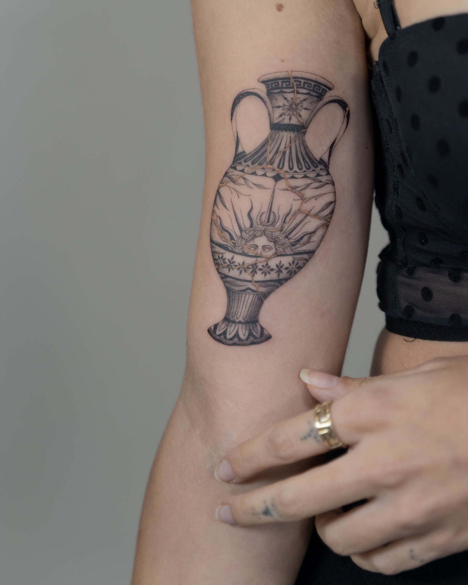 Tatuaje de diseño en brazo, línea fina Sinkply Madrid