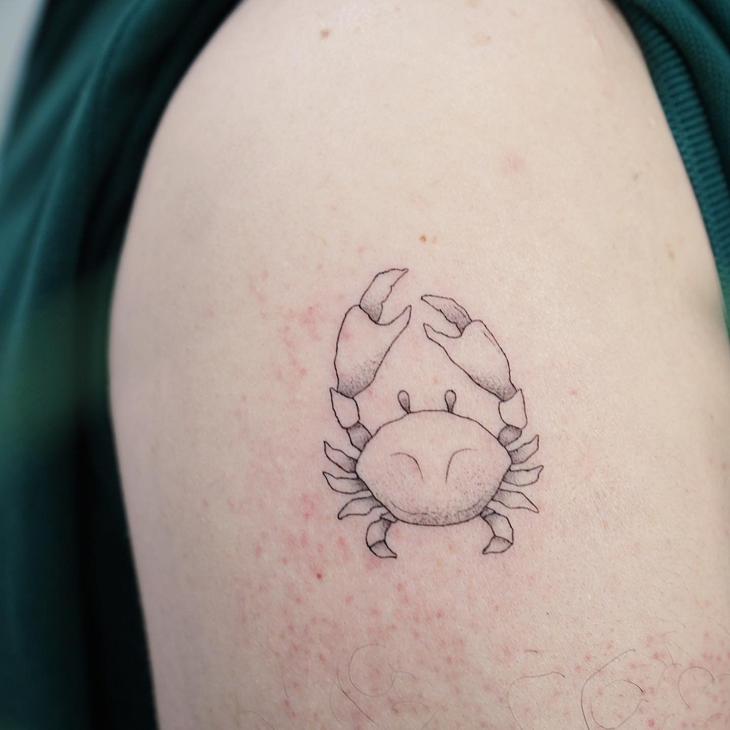 Tatuaje de diseño en brazo, línea fina Sinkply Madrid