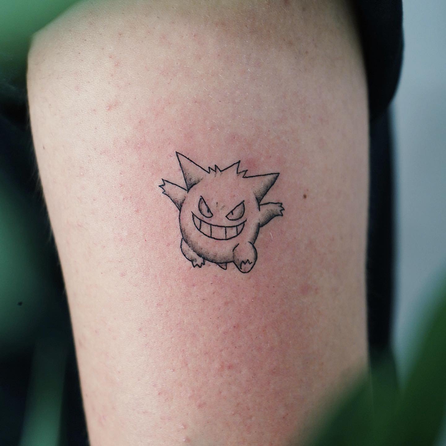 Tatuaje de diseño en brazo, línea fina Sinkply Madrid