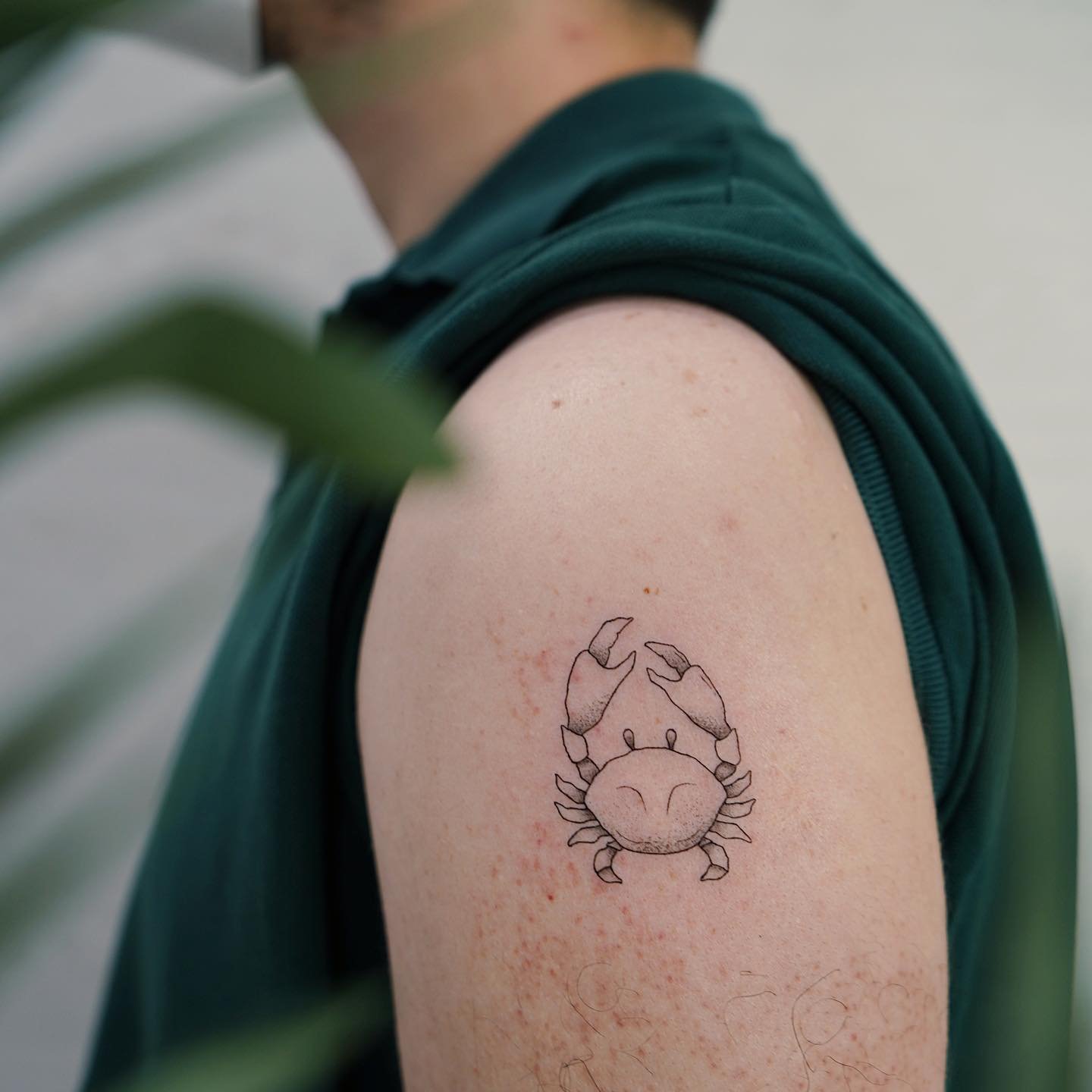 Tatuaje de diseño en brazo, línea fina Sinkply Madrid