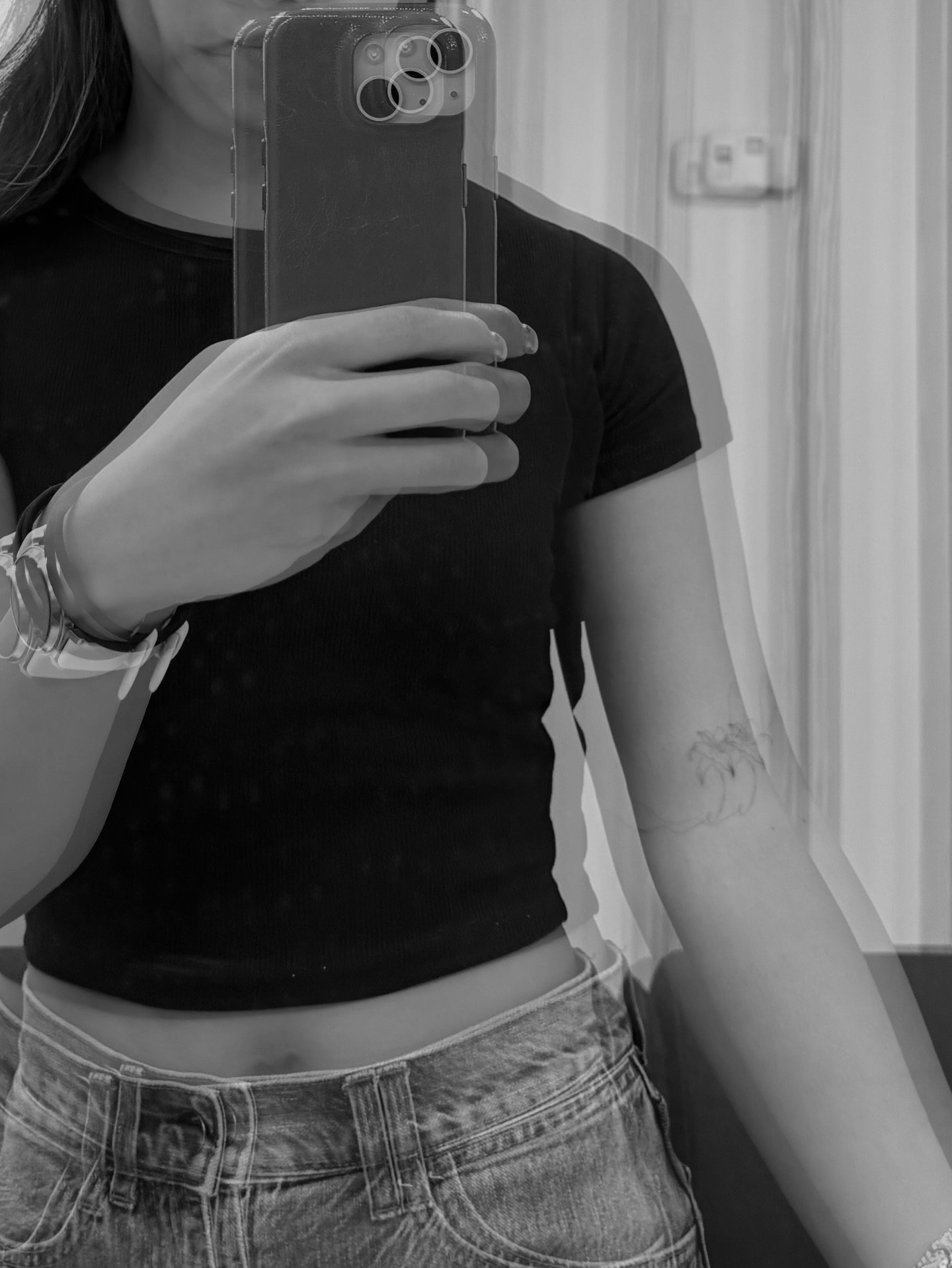 Tatuaje de diseño en brazo, línea fina Sinkply Madrid