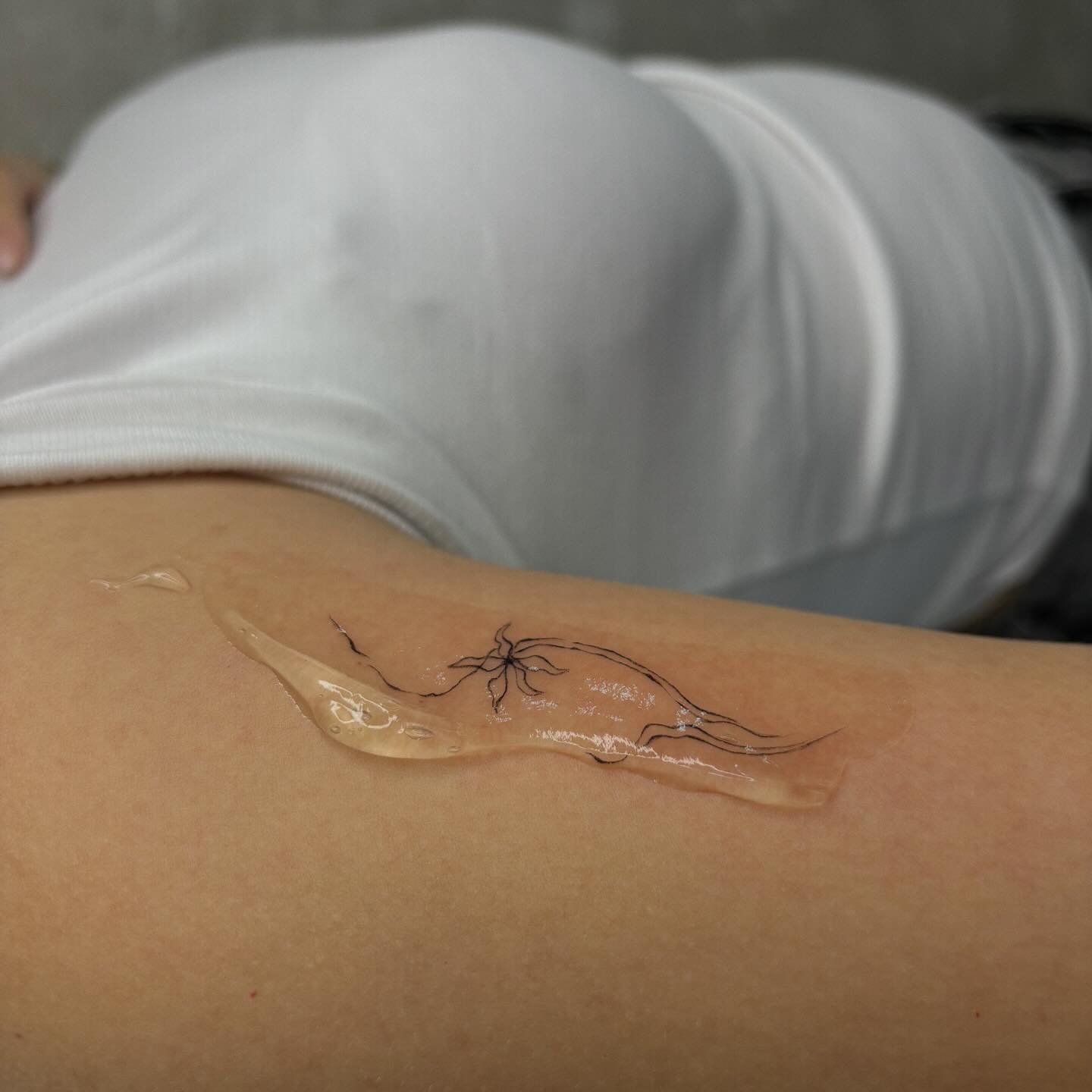 Mikrorealismus Objekt-Tattoo am Arm — feine Textur, Sinkply Zürich