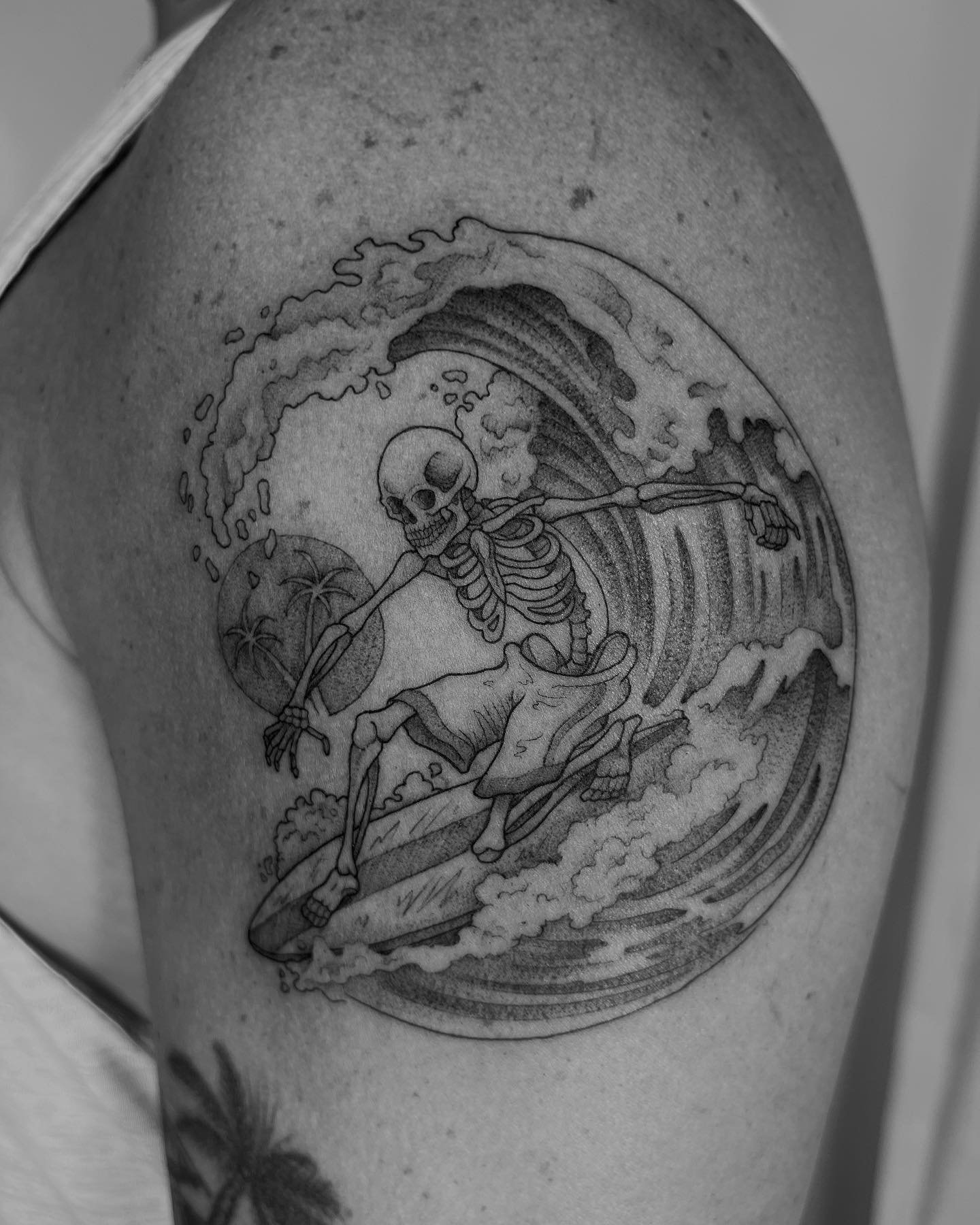 Tatuaje de diseño en brazo, línea fina Sinkply Madrid