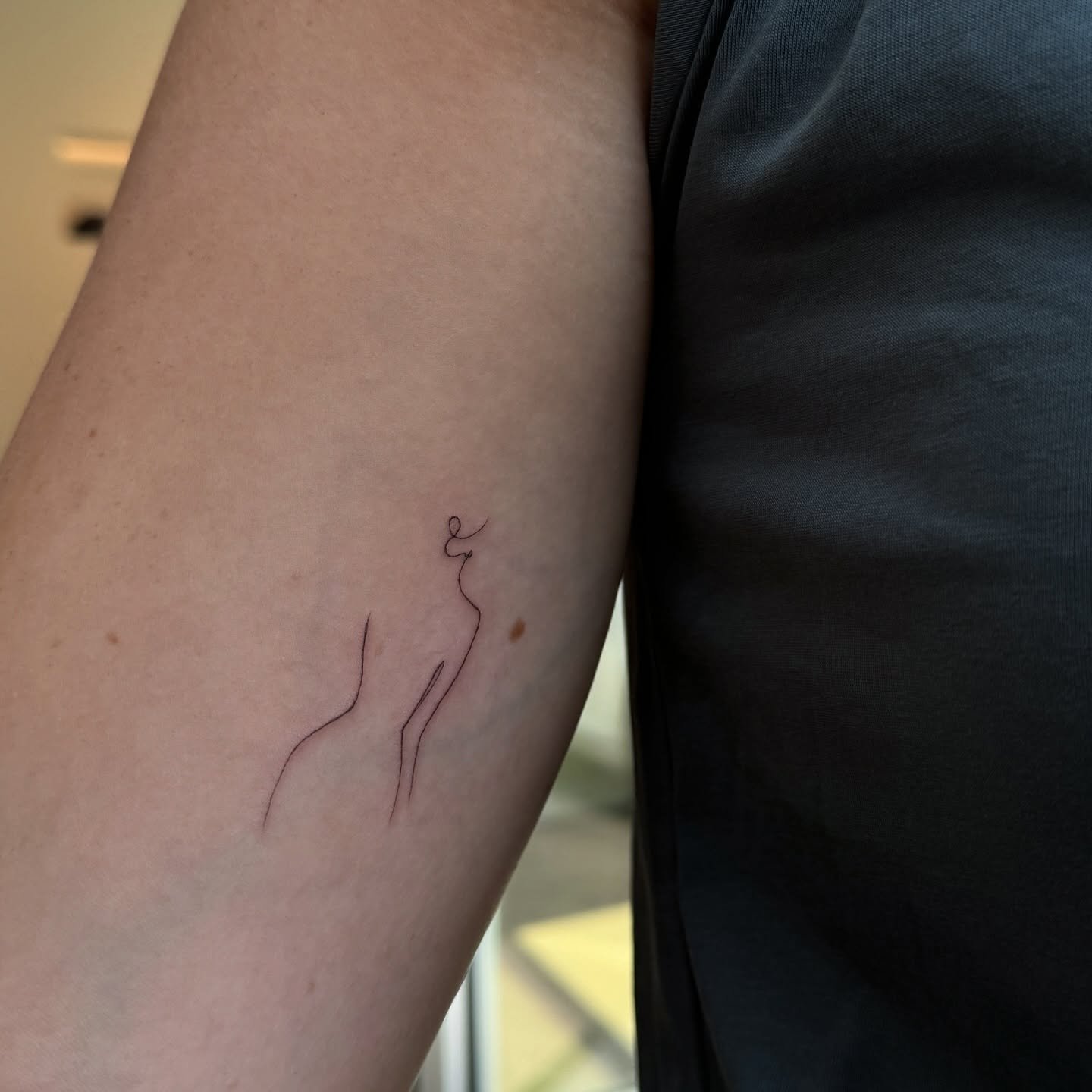 Tatuaje de diseño en brazo, línea fina Sinkply Madrid